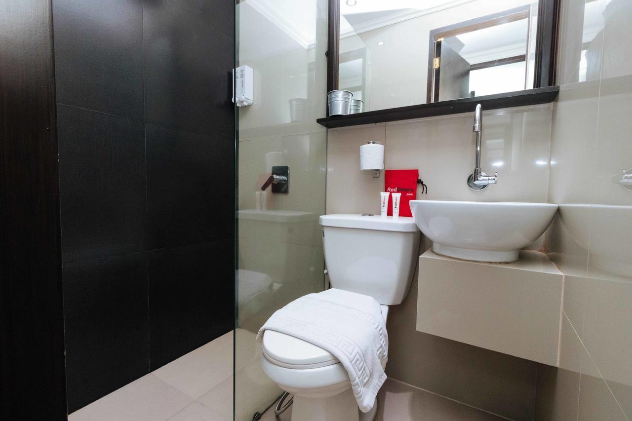 Reddoorz Plus @ Poblacion Makati Makati City Extérieur photo